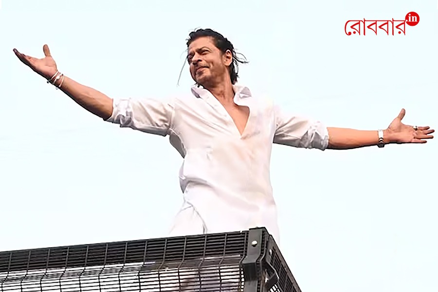 Unapologetic Shahrukh is directly political this time। Robbar