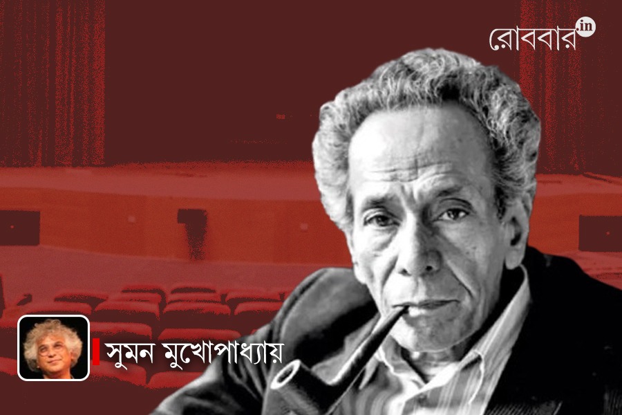 খোলা পথের মতো তাঁর মঞ্চ অসীমে বিস্তৃত