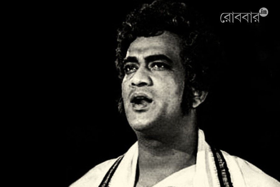 দেওয়াল ভাঙতে ভাঙতে ঘর