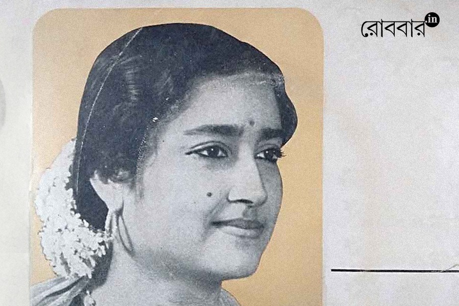 an-article-about-kanika-bandyopadhyay-by-avik-ghosh। Robbar