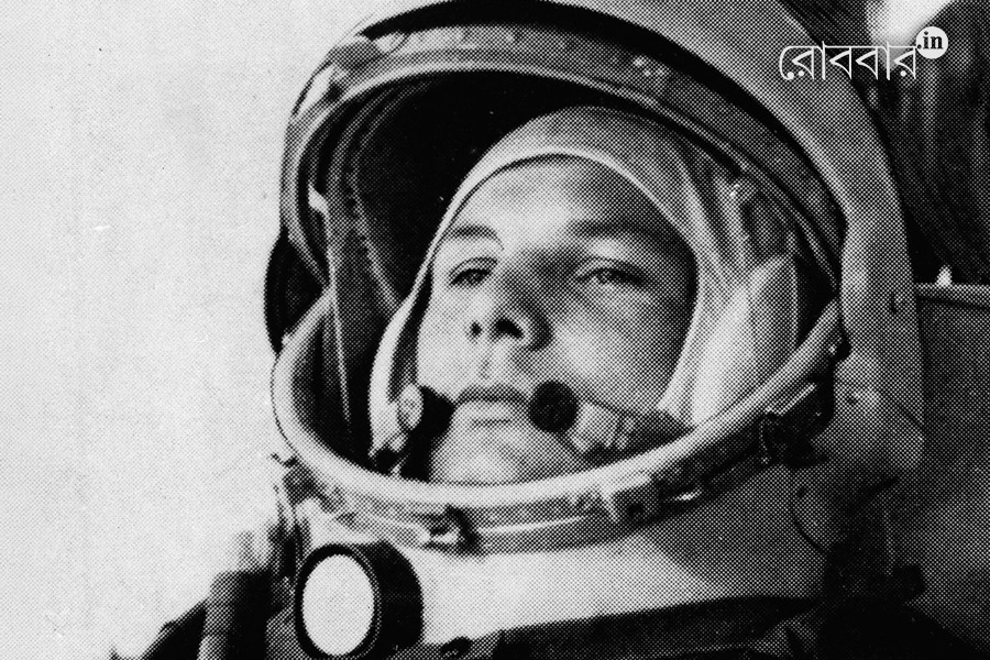 article on Yuri Gagarin and his space journey। Robbar