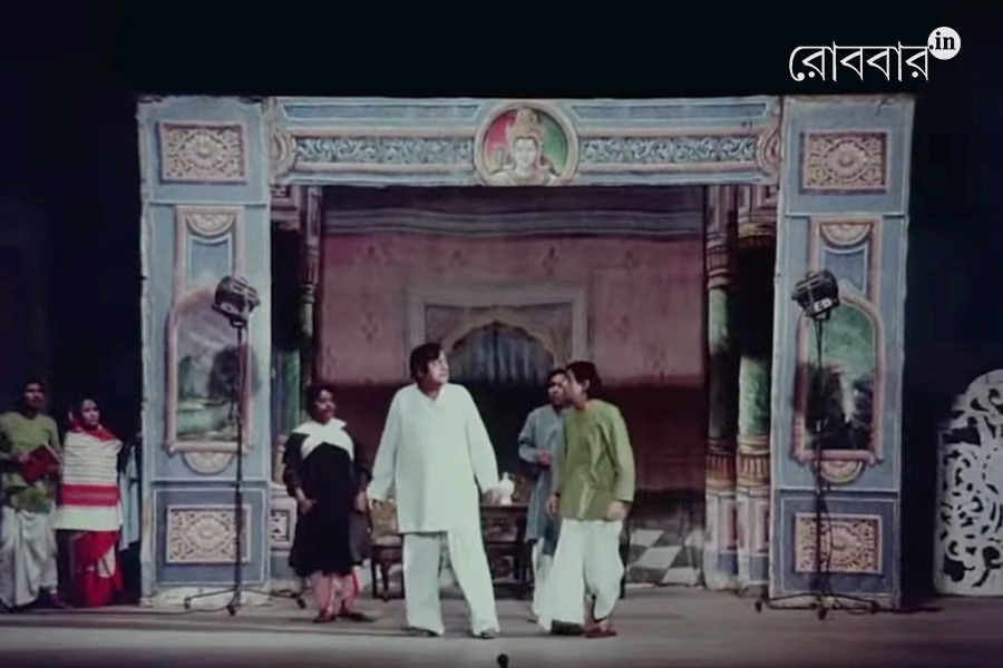 An article about utpal dutta on his birth anniversary by chandan sen। Robbar