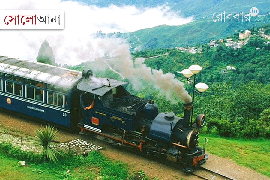 A solo trip to darjeeling by Solanki Roy। Robbar