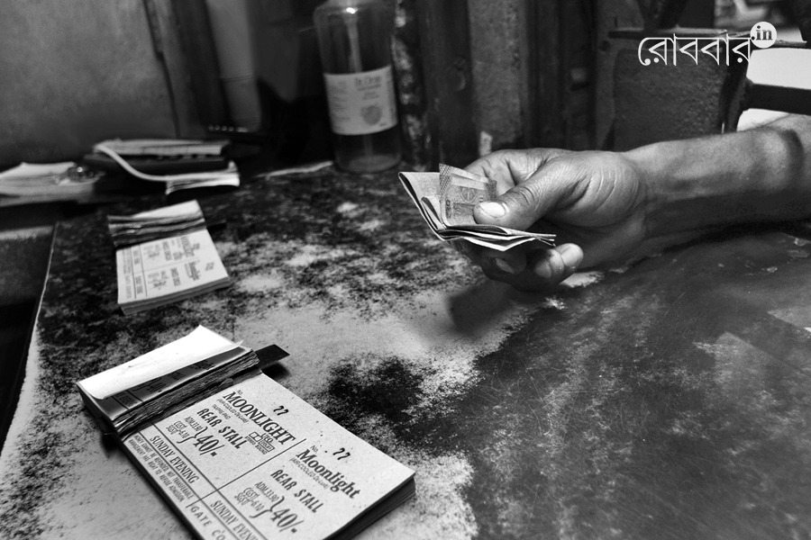 An article about the old Single screen movie theatres of Kolkata and recent multiplex culture | Robbar