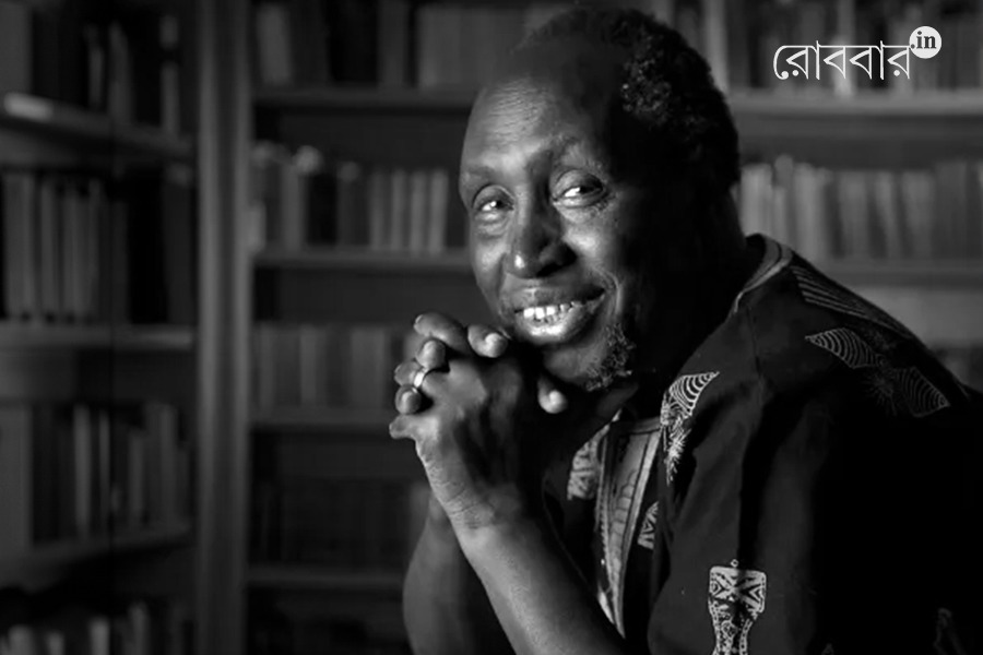 An article on Ngũgĩ wa Thiong'o and decolonizing mind। Robbar