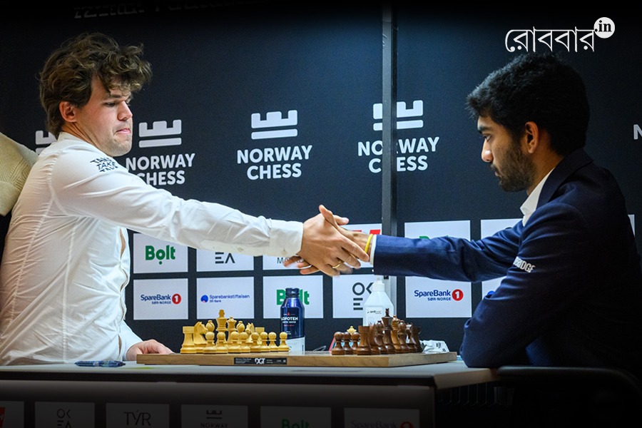 an article about chess duel and controversy between magnus carlsen and gukesh Dommaraju। Robbar