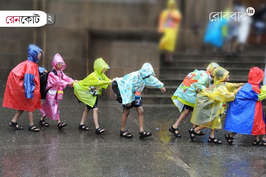 A memoir about raincoat in childhood | Robbar