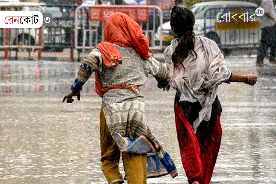 An article on rain and not having any raincoat or umbrella by titas roy barman। Robbar