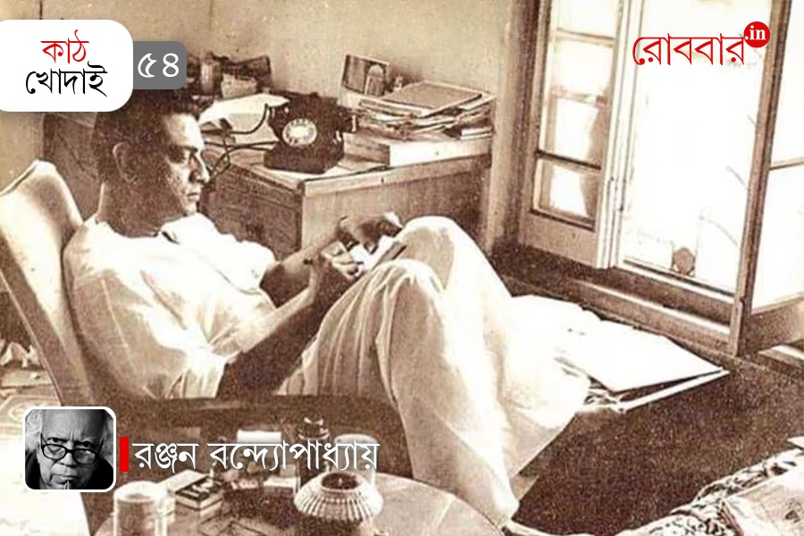 ranjan-bandopadhayay-on-Satyajit-Ray-Writing-table। Robbar