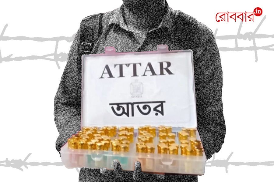 Harassing kolkata scent vendor mentioning 'bangladeshi' | Robbar