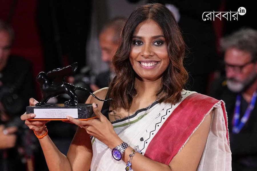 An article on Anuparna Roy and her courage in international space। Robbar