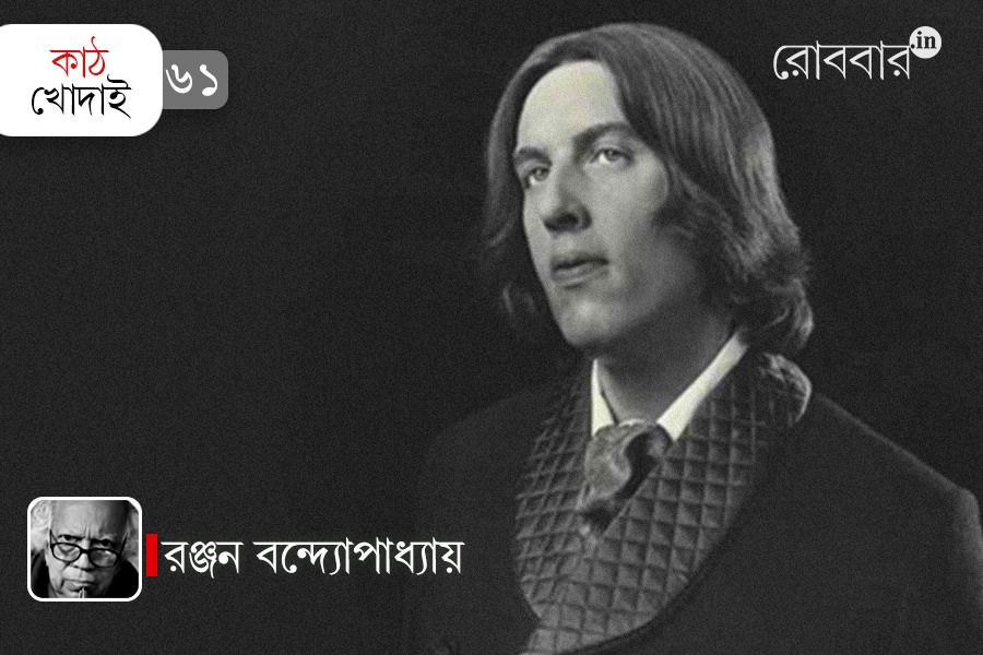 oscar-wilde-returns-to-londonStephen Fry। Robbar