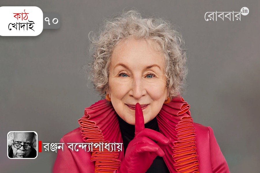 article on Margaret Atwood and her memoir on Book of Lives। Robbar
