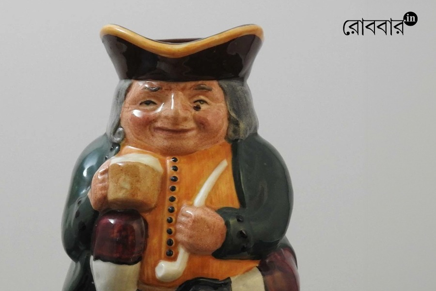 article on the history and use of toby jug। Robbar