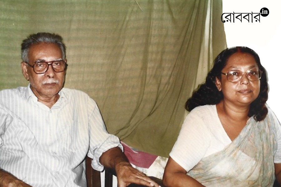 manindra gupta became ramakrishna for debarati mitra | Robbar