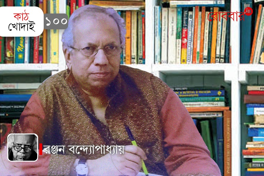 ranjan bandyopadhyay writes about his writing desk | Robbar