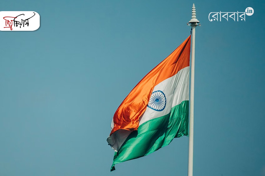 পতাকা তিনরঙা, মানুষ একরঙা?