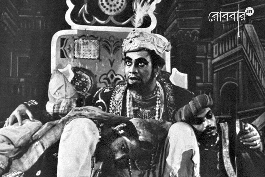 নাট্য-রূপান্তরের অজিতেশ